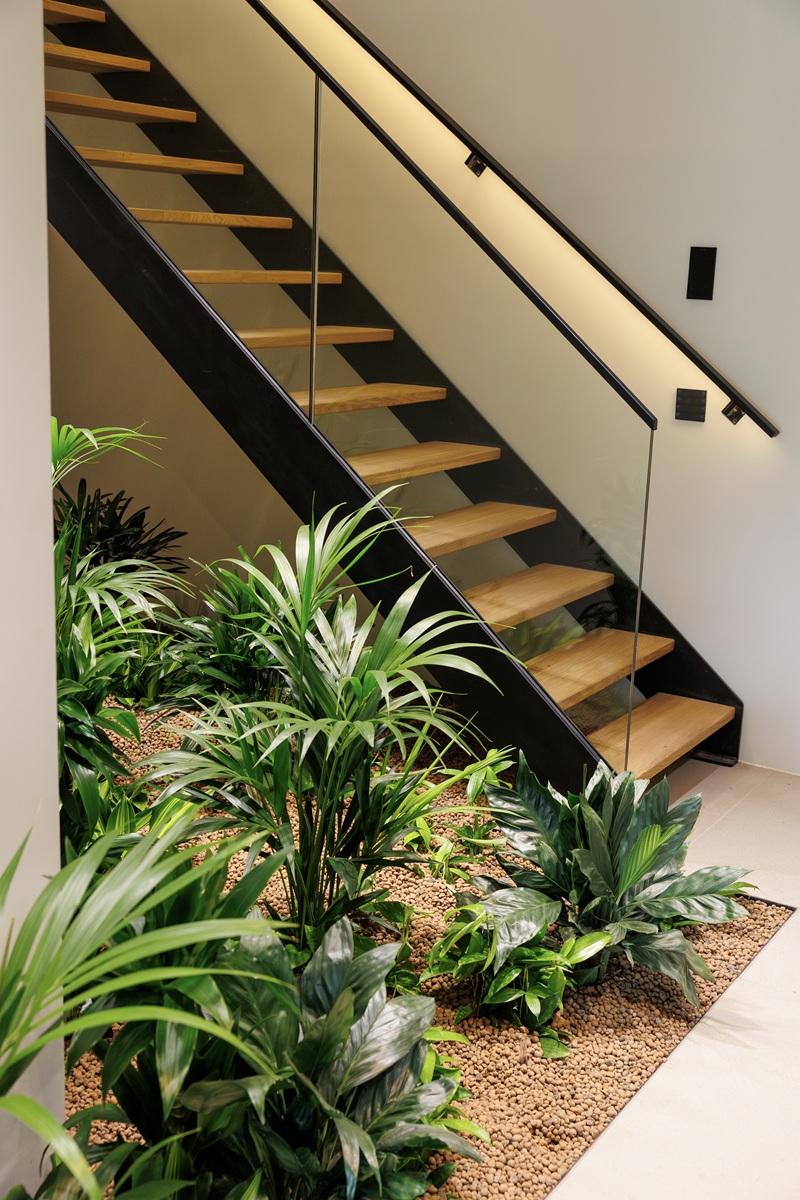Interieur met houten trap en groene planten