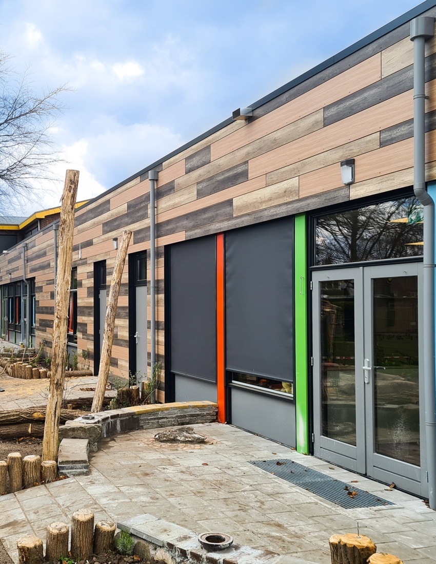 Architectonisch gebouw in groene openbare ruimte