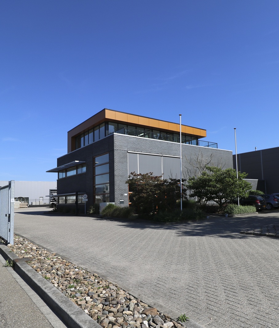 Representatief gebouw met ruime tuin en veranda