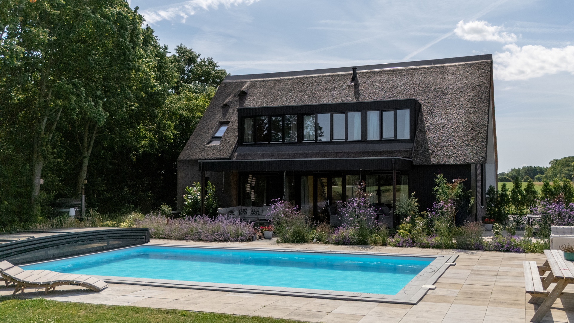 Moderne woning met zwarte kaders
